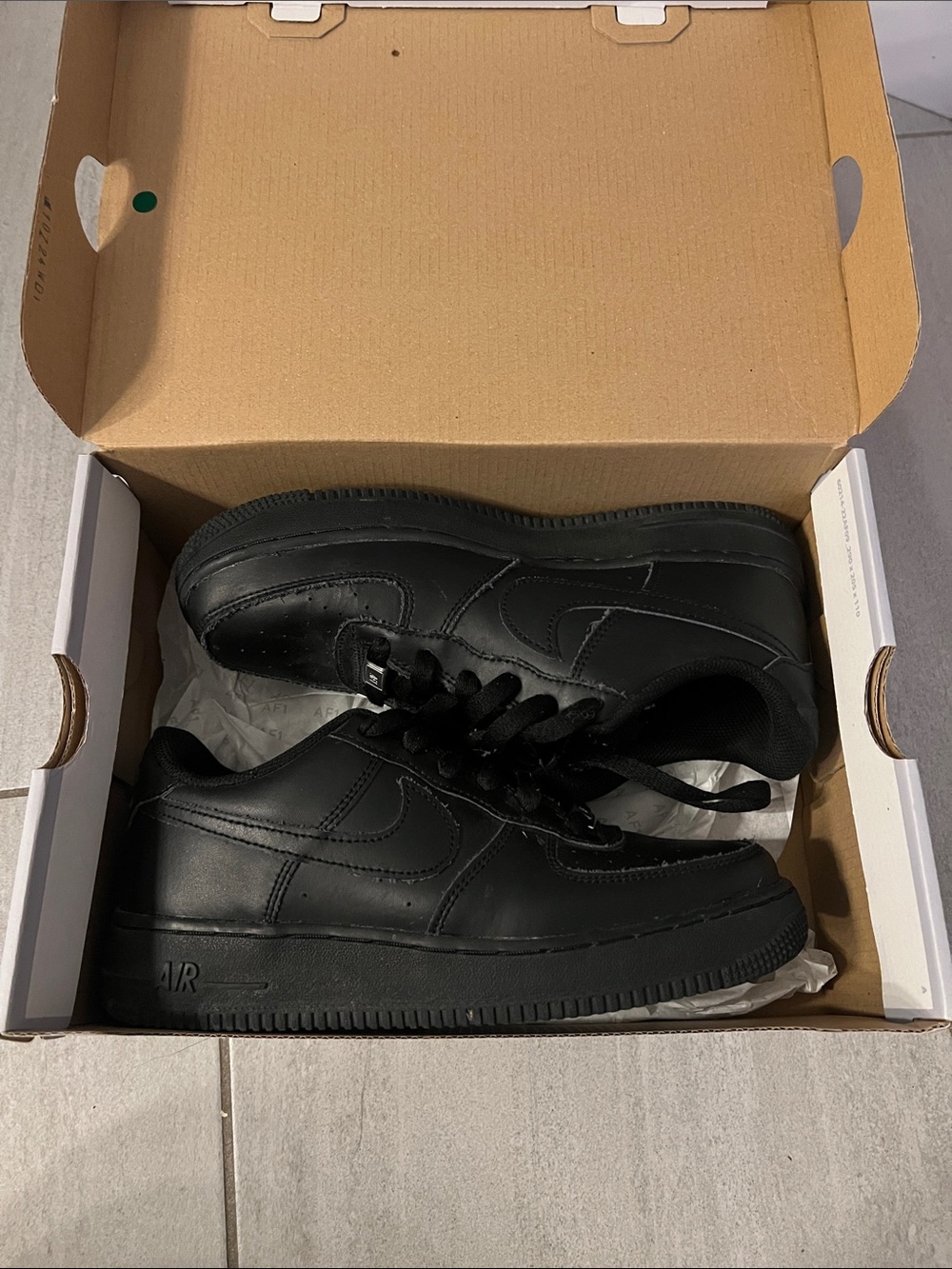 Nike Men’s Black Low-Top Leather Sneakers